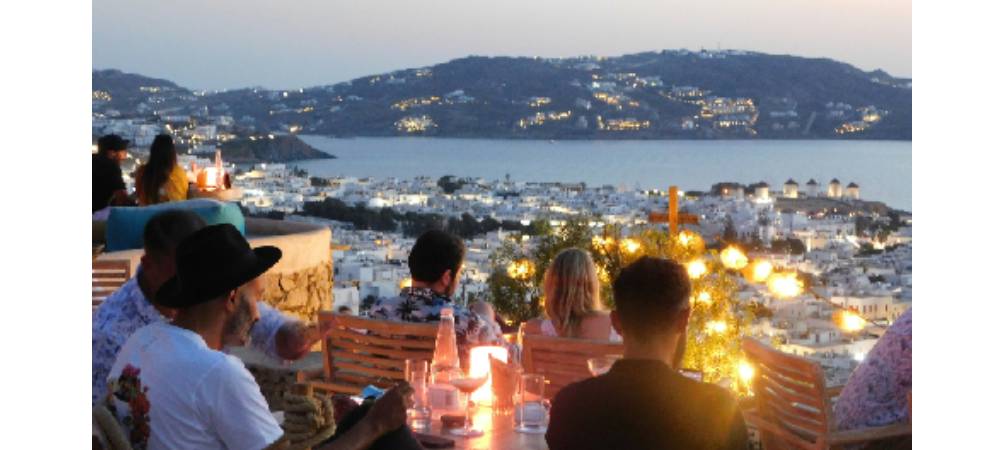 Os 5 melhores restaurantes e beach clubs de Mykonos, na Grécia Visitar Mykonos é viver experiências únicas de gastronomia, música, praia e sofisticação. A ilha grega é famosa por seus beach clubs, restaurantes de luxo e vistas deslumbrantes do mar Egeu. Separamos os 5 melhores restaurantes e espaços de Mykonos que unem boa comida, atmosfera vibrante e cenários inesquecíveis.